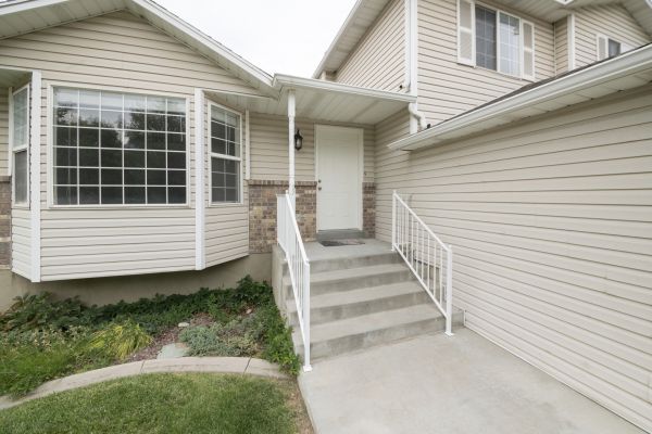 Cost of White Vinyl Siding Replacement in San Jose